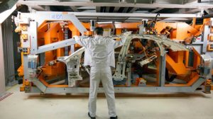 Nhân viên làm việc trong một nhà máy sản xuất xe Audi ở Đức. (Nguồn: Bloomberg/Getty Images)