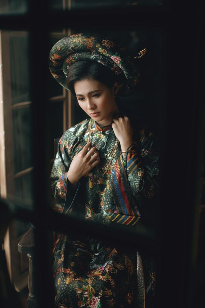 12 9 DVĐA Thùy Trang hóa Nam Phương Hoàng hậu đầy uy quyền trong áo dài Việt Hùng