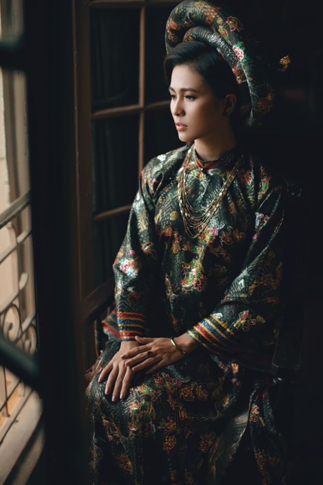 19 5 DVĐA Thùy Trang hóa Nam Phương Hoàng hậu đầy uy quyền trong áo dài Việt Hùng