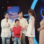 Nằm ngửa đàn piano, cậu bé tái hiện tất cả nhạc phim hoạt hình nổi tiếng