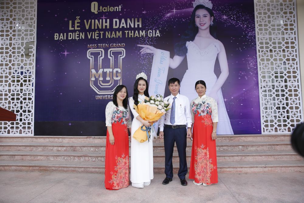 Nguyễn Trang Nguyệt Minh ngập tràn hạnh phúc trong vòng tay thầy cô và bạn bè trước ngày đi thi Quốc tế