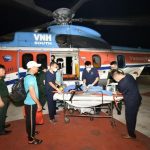 Một máy bay trực thăng kịp thời đưa ngư dân Trường Sa gặp nạn về đất liền cấp cứu