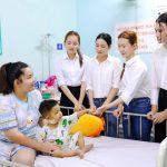 Các thí sinh Miss Grand Vietnam 2023 tự tay chuẩn bị những phần quà ý nghĩa cho các bệnh nhi khó khăn