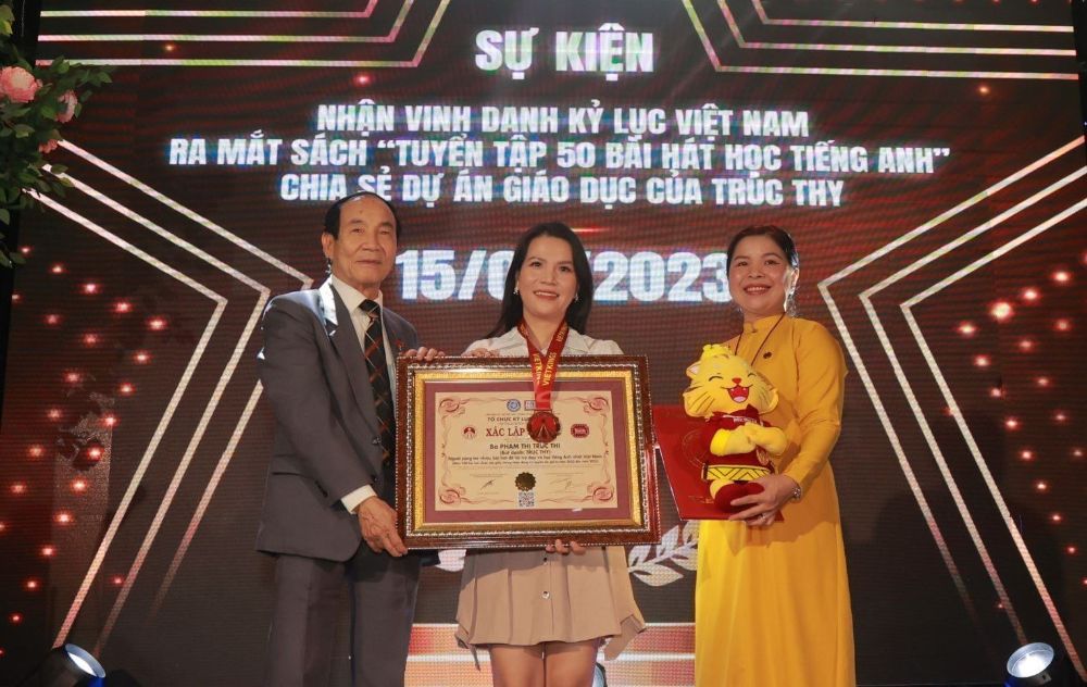 Nghệ sĩ Trúc Thy vinh dự nhận Bằng Kỷ lục gia Người sáng tác bài hát để dạy và học Tiếng Anh nhiều nhất Việt Nam