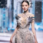 Hoa hậu Thanh Thủy ăn vận lộng lẫy trên sàn runway, thần thái ngút ngàn