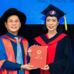 NSND Trịnh Kim Chi được gia đình “hộ tống” nhận bằng Thạc sĩ