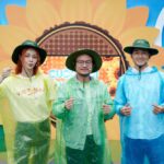 Đạo diễn Hoàng Nhật Nam, ca sĩ MLee và diễn viên Ma Ran Đô đội mưa giúp đỡ hoàn cảnh khó khăn