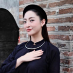 Lương Thuỳ Linh diện trang phục Tày checkin Hồ Gươm mừng Đại lễ 2/9