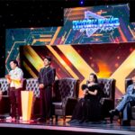 Producer – diễn viên Chí Tâm trổ tài kê đầu trên sân khấu để thuyết phục ca sĩ Red về đội mình