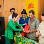  Nghệ sĩ Việt Hương – Hoài Phương với nghĩa cử đẹp mùa Vu Lan