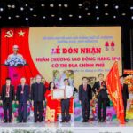 Trường THCS-THPT Hồng Hà đón nhận Hai Huân Chương Lao Động Hạng Nhì ngay trong ngày khai giảng năm học mới