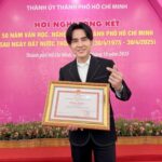 Ca sĩ Đan Trường nhận Bằng khen của UBND TP.HCM trước thềm live concert kỷ niệm 30 năm sự nghiệp