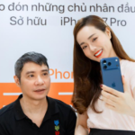 NSND Công Lý cùng bà xã check-in iPhone 17 Pro Max tại Di Động Việt