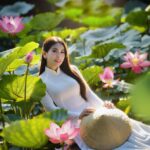 Lý Hương khoe vẻ đẹp thanh tao bên hoa sen dưới góc máy Thái Nhàn