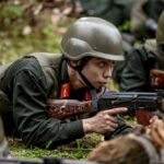 MONO bắn AK-47, hành quân giữa rừng mưa trong “Chiến sĩ quả cảm” tập 14