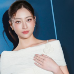 Lương Thuỳ Linh hoá quý cô nước Anh, rạng rỡ dẫn chương trình song ngữ