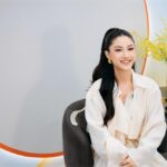 Hoa hậu Phương Linh ‘òa khóc’ trong vòng tay mẹ, sẵn sàng tỏa sáng tại Miss Cosmo 2025