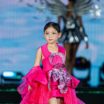 Mới 6 tuổi, Lê Ngọc Như Ý gây ấn tượng mạnh và được các hoa hậu quốc tế yêu mến tại Miss Cosmo 2025