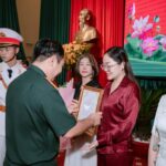 Hoa hậu Hoàng Thanh Nga xúc động đón nhận Bằng khen của Bộ Chỉ huy Quân sự tỉnh Tây Ninh