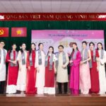 Dàn Hoa – Á Hậu Sen Vàng gói bánh chưng, trao quà Tết cho hoàn cảnh khó khăn