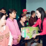 NSND Trịnh Kim Chi mang Tết sớm cho bà con bị ảnh hưởng lũ lụt