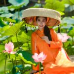 Lý Hương gây thương nhớ khi diện áo dài xưa bên hồ sen, nét đẹp thuần Việt như nàng Tấm thời nay